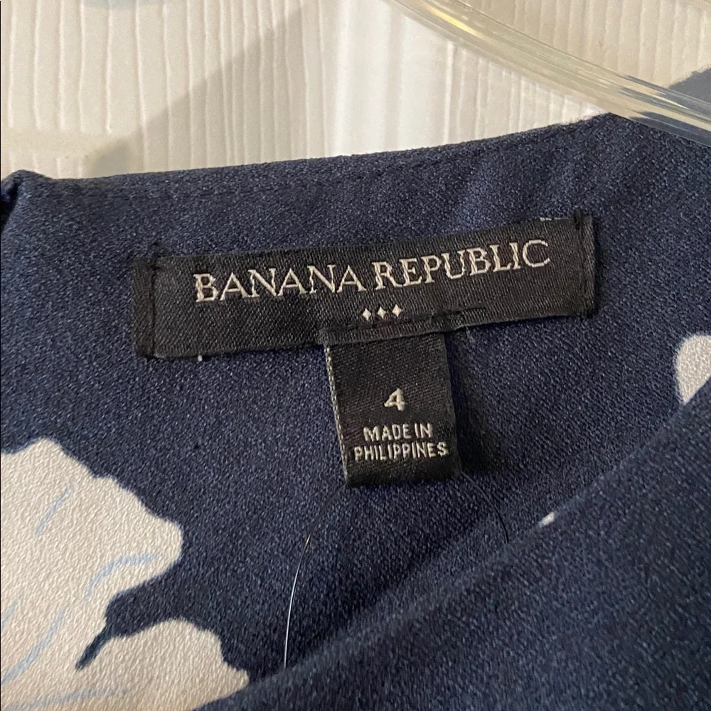 Banana Republic Navy and White Floral Dress size 4 brand new with tag length 35”